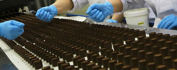 Сотрудницы предприятия во время работы на кондитерской фабрике - Sputnik Узбекистан