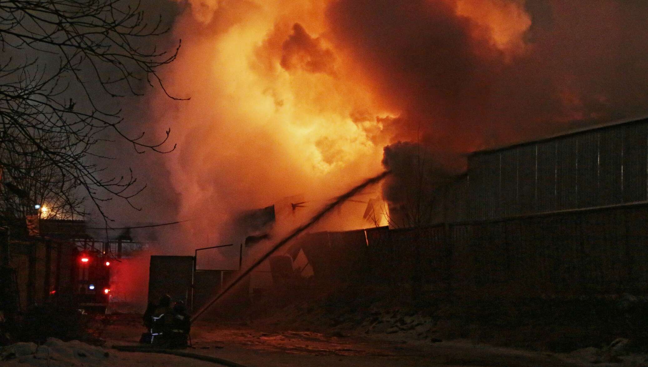 На участке газопровода в Узбекистане произошел пожар - видео