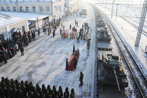 Эшелон с танками Т-34 в Чите - Sputnik Узбекистан