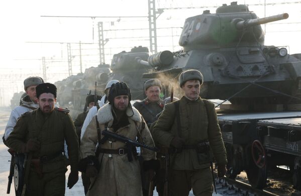 Эшелон с танками Т-34 в Чите - Sputnik Узбекистан