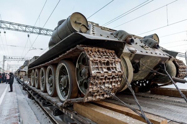 Прибытие эшелона с 30 танками Т-34 в Иркутск  - Sputnik Узбекистан