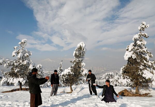 Молодежь фотографируется после первого снегопада в Кабуле - Sputnik Узбекистан