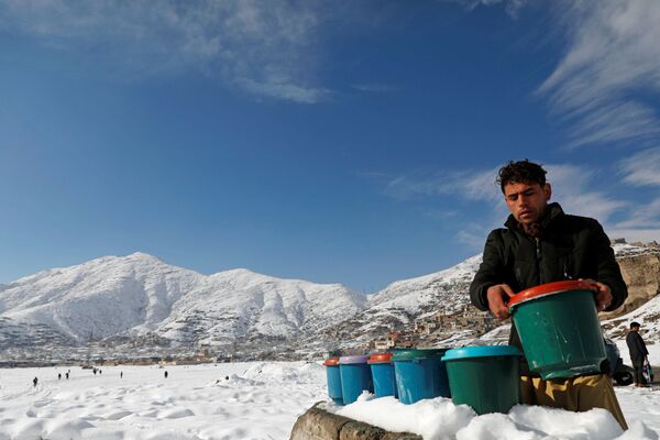 Мужчина готовится продавать йогурт, Кабул, Афганистан - Sputnik Узбекистан