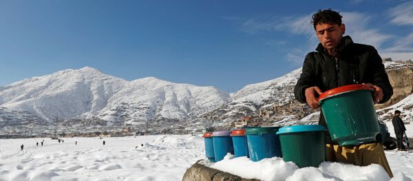 Мужчина готовится продавать йогурт, Кабул, Афганистан - Sputnik Узбекистан