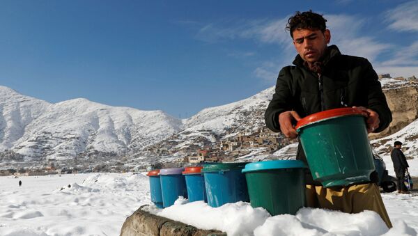 Мужчина готовится продавать йогурт, Кабул, Афганистан - Sputnik Узбекистан