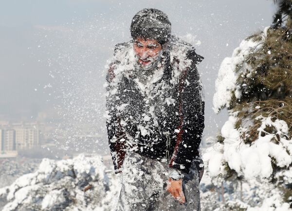 Мужчина в снегу после первого снегопада в Кабуле  - Sputnik Узбекистан