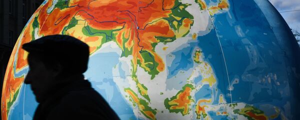 Прохожий на Тверской улице в Москве. - Sputnik Узбекистан