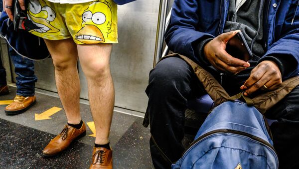 Флешмоб В метро без штанов в Нью-Йорке - Sputnik Узбекистан