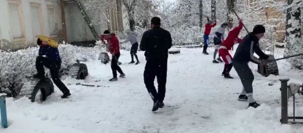 Тренер сборной Узбекистана по боксу Тулкин Киличев следит за процессом ОФП Тренер сборной Узбекистана по боксу Тулкин Киличев следит за процессом ОФП - Sputnik Ўзбекистон