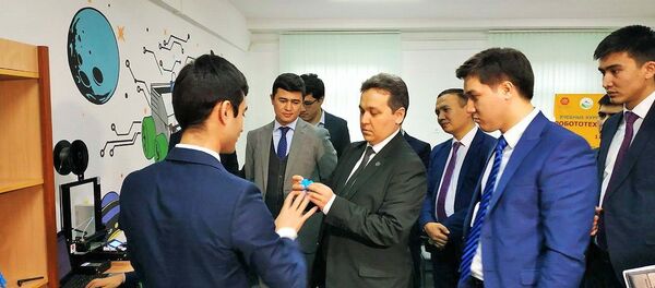В Республиканском центре Баркамол Авлод запустили курсы по робототехнике RoboCraft - Sputnik Узбекистан