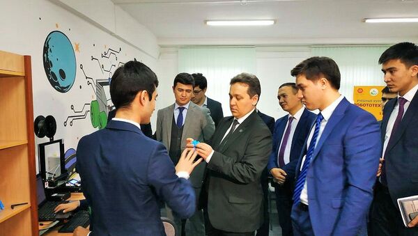 В Республиканском центре Баркамол Авлод запустили курсы по робототехнике RoboCraft - Sputnik Узбекистан
