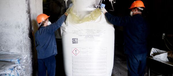 Погрузка соды в контейнеры на содовом заводе  - Sputnik Узбекистан