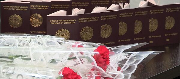 Первые загранпаспорта вручены своим владельцам Первые загранпаспорта вручены своим владельцам - Sputnik Ўзбекистон