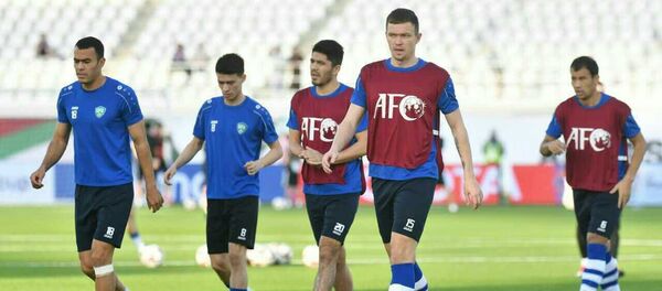Игроки сборной Узбекистана по футболу во время разминки - Sputnik Узбекистан