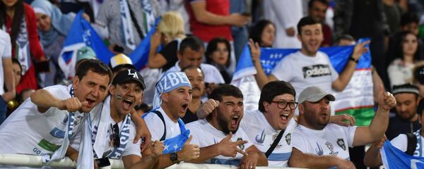 Болельщики сборной Узбекистана по футболу во время матча с Японией - Sputnik Узбекистан