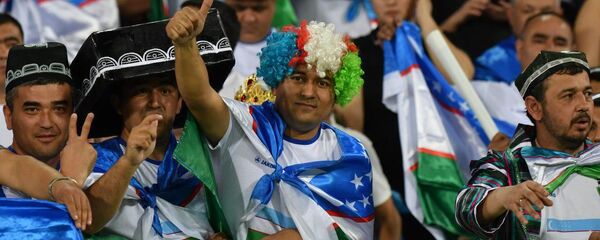 Болельщики сборной Узбекистана по футболу во время матча с Японией Болельщики сборной Узбекистана по футболу во время матча с Японией - Sputnik Ўзбекистон