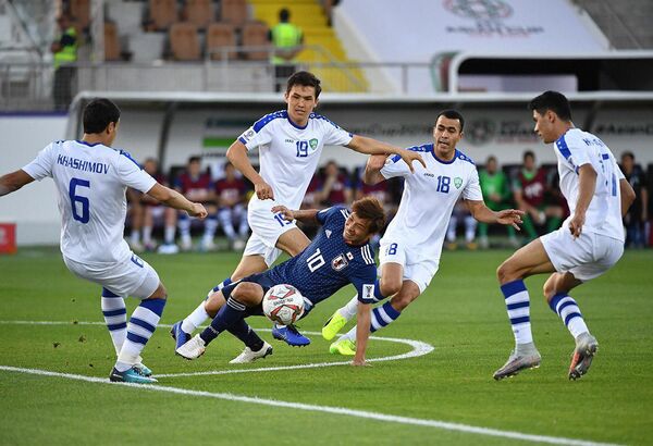 Матч между сборными Узбекистана и Японии по футболу на кубке Азии - Sputnik Узбекистан