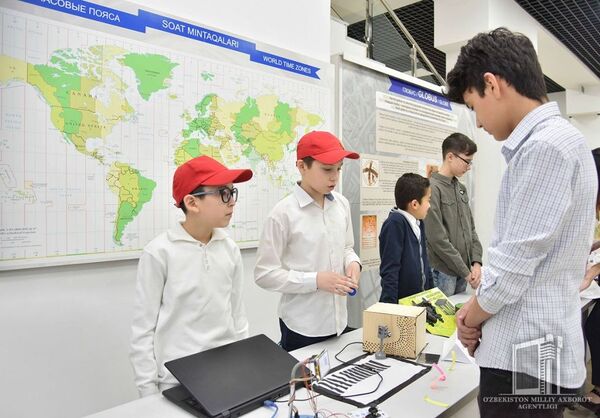 Робот-паук, 3D-принтер и другие изобретения ташкентских школьников - Sputnik Узбекистан