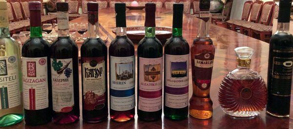 Бутылки с алкогольной продукцией Винного завода имени Ховренко Бутылки с алкогольной продукцией Винного завода имени Ховренко - Sputnik Ўзбекистон