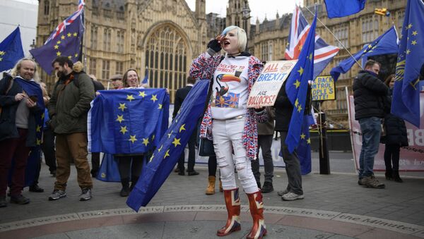 Uchastniki aksii protiv Brexit u zdaniya parlamenta Velikobritanii v Londone - Sputnik O‘zbekiston