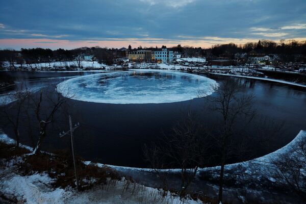 Льдина в форме диска образовалась на реке Пресумпскот в американском городе Уэстбрук, штат Мэн - Sputnik Узбекистан