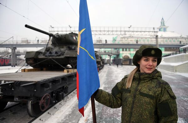 Военнослужащая у эшелона с танками Т-34 в Новосибирске - Sputnik Узбекистан