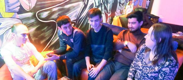 Узбекистанцы во время трансляции матча Япония - Узбекистан - Sputnik Узбекистан