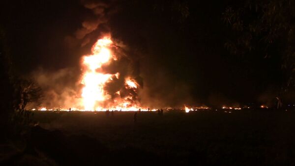 Момент взрыва на трубопроводе в Мексике. Съемка очевидца   - Sputnik Узбекистан