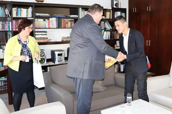 Юный художник из Узбекистана получил награду Юный художник из Узбекистана получил награду - Sputnik Узбекистан