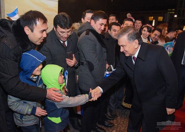 Горячий прием: о чем говорил Шавкат Мирзиёев с узбекистанцами в Берлине - Sputnik Узбекистан