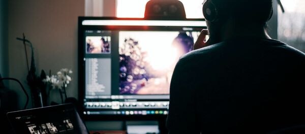 Mujchina obrabativayet izobrajenie na kompyutere - Sputnik O‘zbekiston