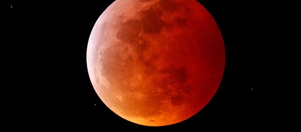 Калифорнияда Ойнинг тўлиқ тутилиши Калифорнияда Ойнинг тўлиқ тутилиши - Sputnik Ўзбекистон