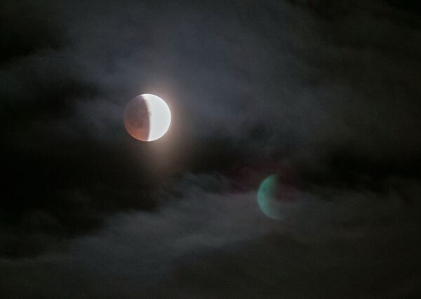 Луна во время затмения над Петрозаводском - Sputnik Узбекистан