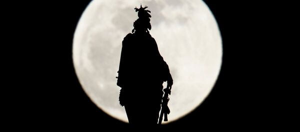 Статуя на фоне суперлуны в Вашингтоне  - Sputnik Узбекистан