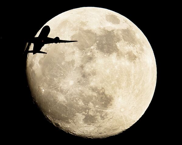 Самолет пролетает на фоне луны в Германии  - Sputnik Узбекистан