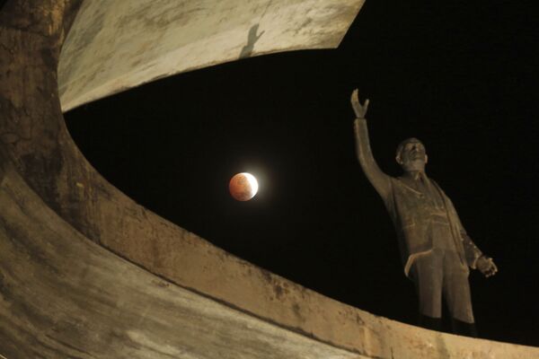 Лунное затмение в Бразилии  - Sputnik Узбекистан