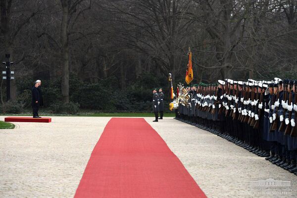 Горячая встреча в прохладном Берлине: глава ФРГ лично встретил Мирзиёева - Sputnik Узбекистан
