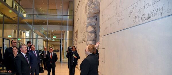 Шавкату Мирзиёеву показали надписи на Рейхстаге Шавкату Мирзиёеву показали надписи на Рейхстаге - Sputnik Ўзбекистон