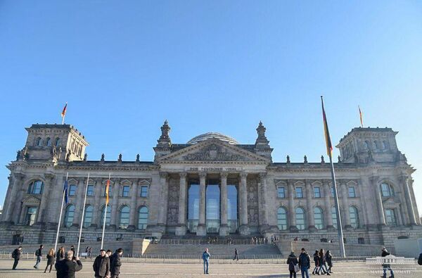 Shavkat Mirziyoyevga Reyxstag devorlarida qoldirilgan yozuvlarni ko‘rsatishdi - Sputnik O‘zbekiston