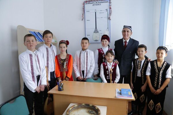 Народный артист Шерали Джураев в окружении детей - Sputnik Узбекистан