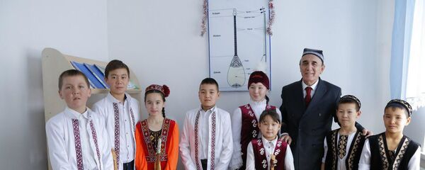 Народный артист Шерали Джураев в окружении детей - Sputnik Ўзбекистон