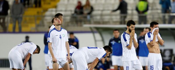 Игроки сборной Узбекистана по футболу после матча с Австралией - Sputnik Узбекистан