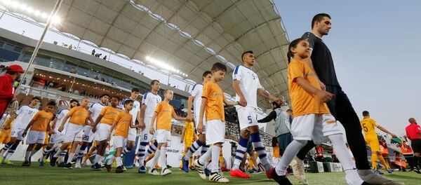 Игроки сборной Узбекистана по футболу перед матчем с Австралией на кубке Азии 2019 - Sputnik Узбекистан