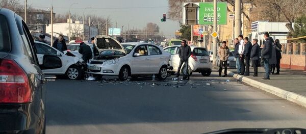 ДТП на малой кольцевой дороге в Ташкенте ДТП на малой кольцевой дороге в Ташкенте - Sputnik Ўзбекистон