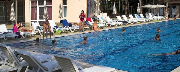 Отдыхающие в бассейне Отдыхающие в бассейне - Sputnik Узбекистан