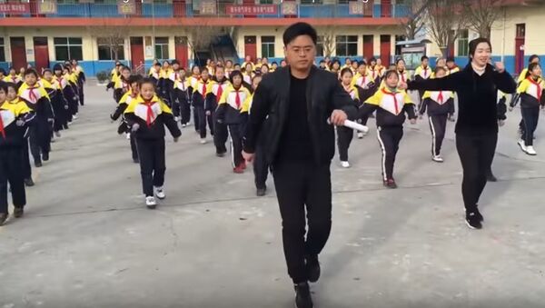 Директор школы в Китае танцует вместе с детьми  - Sputnik Ўзбекистон