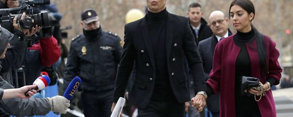 Криштиану Роналду прибыл для судебного заседания Криштиану Роналду прибыл для судебного заседания - Sputnik Ўзбекистон