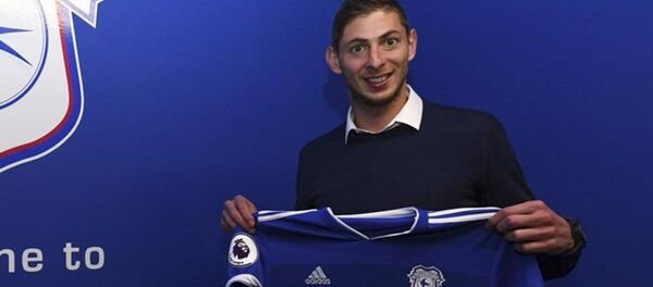 Футболист Кардифф Сити Эмилиано Сала Футболист Кардифф Сити Эмилиано Сала - Sputnik Узбекистан