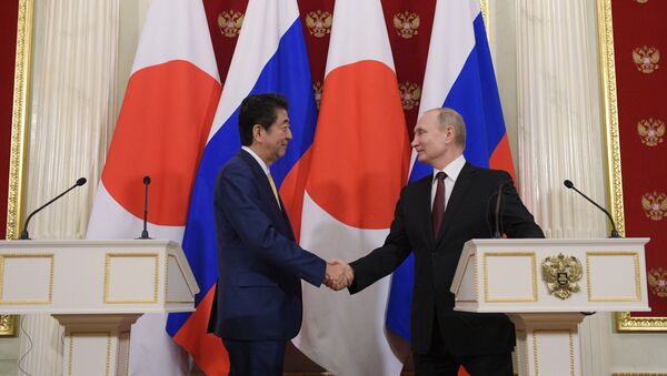 Президент РФ В. Путин встретился с премьер-министром Японии С. Абэ - Sputnik Узбекистан