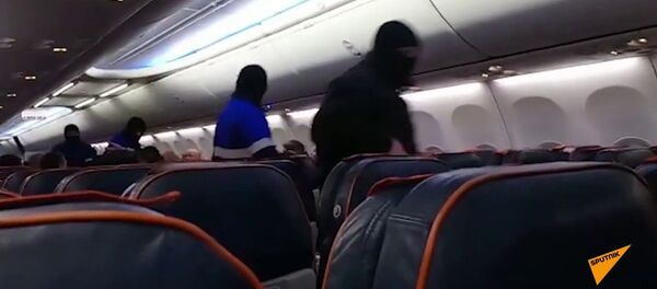 Кадры задержания авиадебошира на рейсе SU1515 Сургут-Москва - Sputnik Узбекистан